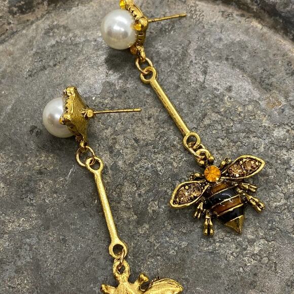 NEW Bee’s Day Off Dangle Earrings - Picture 12 of 15